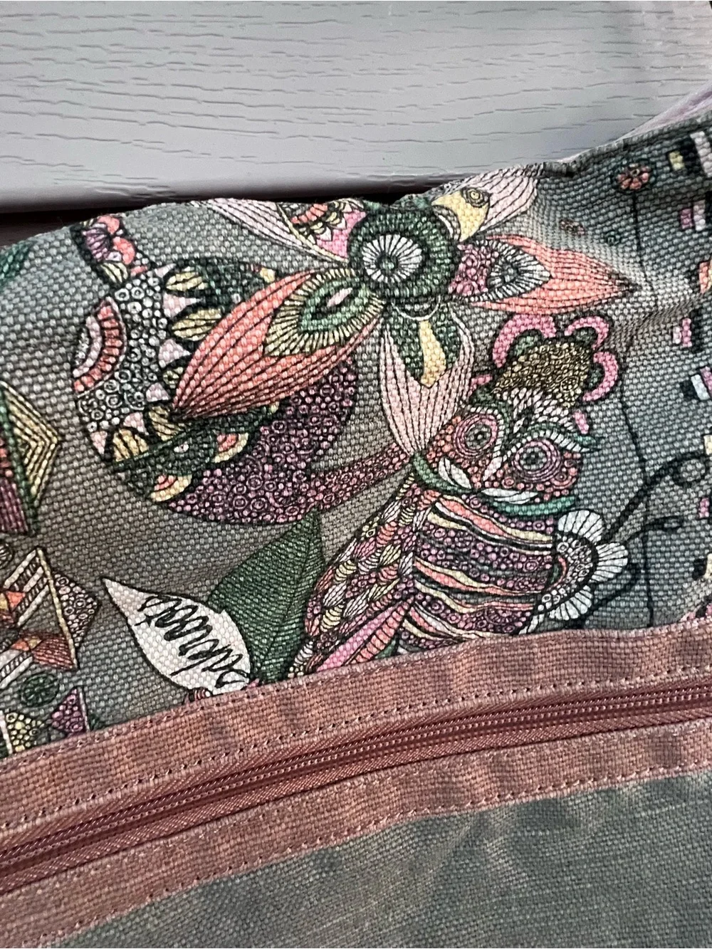 Sakroots - Artist Circle Soft
Crossbody Bag with
Adjustable Strap - OS - Picture 3 of 16